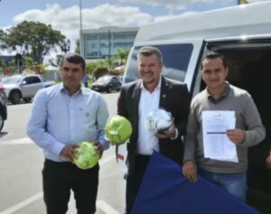 Delegado Jacovós entrega kit´s esportivos para Faxinal
