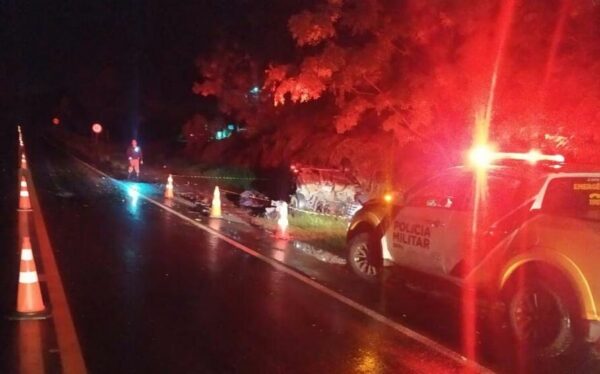 Jovem de 22 anos morre em acidente entre carro e caminhão, na PR 092
