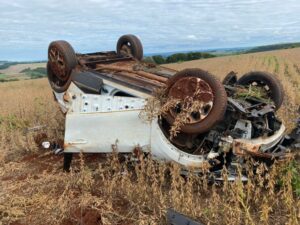 Motorista de Marilândia fica ferido durante capotamento