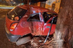 Motorista fica em estado grave após ser ejetado de carro