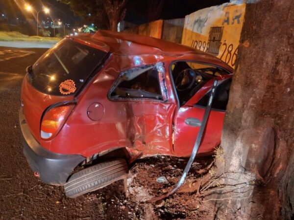 Motorista fica em estado grave após ser ejetado de carro