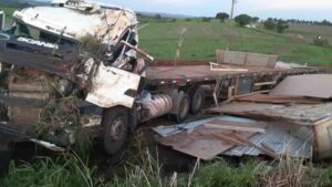 Motorista fica ferido gravemente após caminhão tombar na PR 092