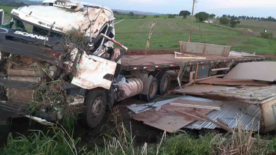 Motorista fica ferido gravemente após caminhão tombar na PR 092