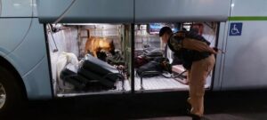 PM realiza abordagens de ônibus interestaduais em Jandaia do Sul