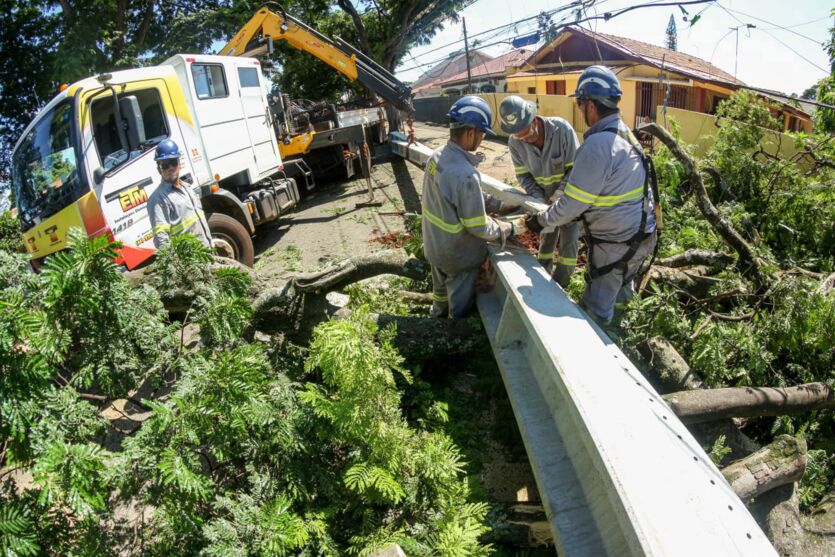 Temporal deixa 14 mil casas sem energia em Maringá