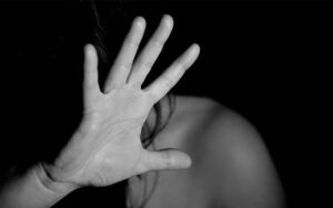 Usuário de drogas agride própria mãe em Califórnia