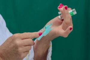 Moderna vai pedir aval da Anvisa para aplicar vacina da covid em bebês