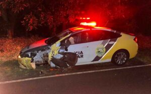 Viatura da Polícia Militar se envolve em acidente na PR 170
