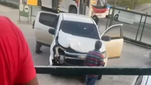 RJ: Professora tem carro metralhado ao entrar por engano em comunidade