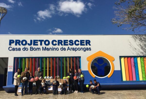 Bazana entrega 19 kits esportivos para instituições de ensino do Paraná