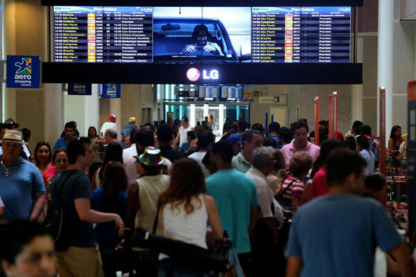 Hacker invade painel de publicidade de aeroporto e exibe vídeos pornô