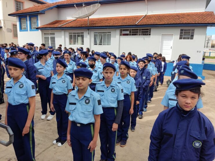 Alunos do colégio Marquês recebem uniforme cívico militar