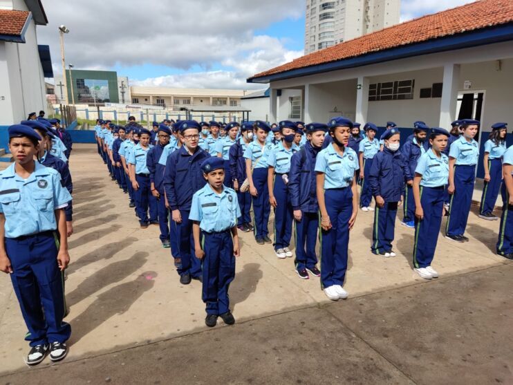 Alunos do colégio Marquês recebem uniforme cívico militar