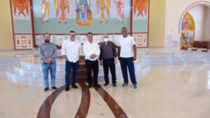 Prefeito e vereadores de Arapongas visitam restauração da Paróquia Santíssima Trindade