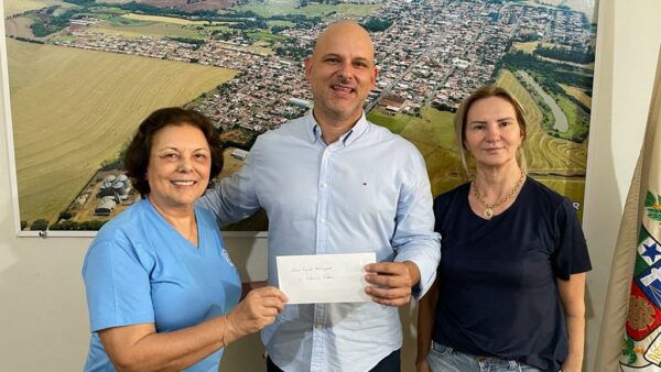 Bela Vista do Paraíso – Presidente da Associação de Senhoras de Rotarianos entrega ao Prefeito Fabrício Pastore ofício solicitando a cessão e reforma de um ônibus