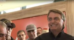 Bolsonaro volta a criticar lucro da Petrobras e pede fim de reajustes