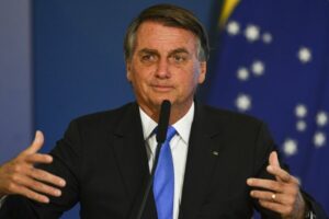 Bolsonaro promete ir à Justiça para reduzir combustíveis