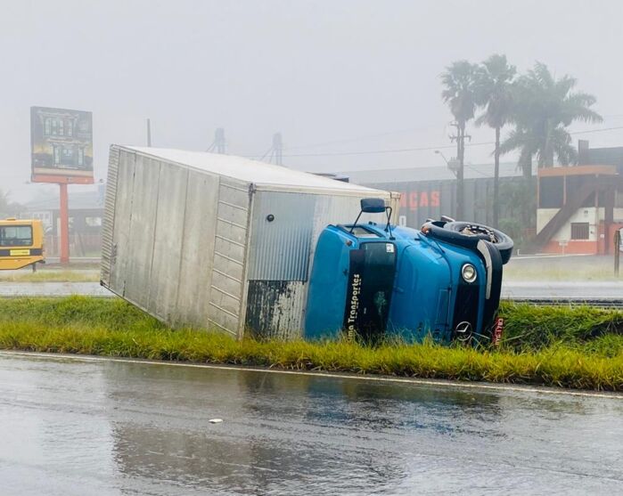 Caminhão de Cambira tomba na BR 369 em Apucarana; veja