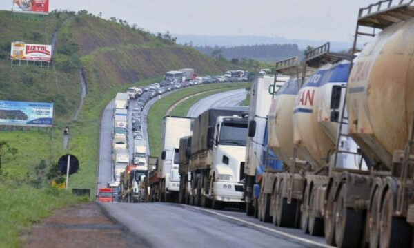 Caminhoneiros criticam alta do diesel e ameaçam parar