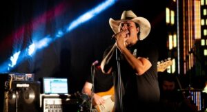 Cantor sertanejo Aleksandro, de dupla com Conrado, morre em acidente de ônibus