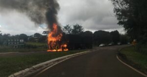 Carreta pega fogo na PR  272, no município de Cruzmaltina