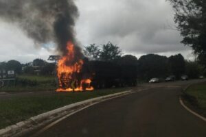 Carreta pega fogo na PR  272, no município de Cruzmaltina