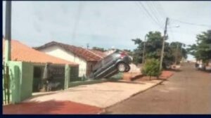 Automóvel fica pendurado em grade após acidente em Borrazópolis