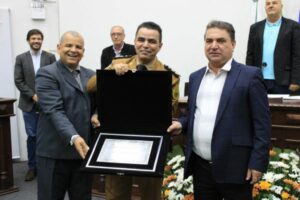Prefeito de Arapongas participa de entrega de título de Cidadão Honorário ao tenente-coronel, Humberto Cavalcante