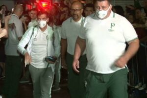 Delegação do Palmeiras é recebida por torcedores em Londrina