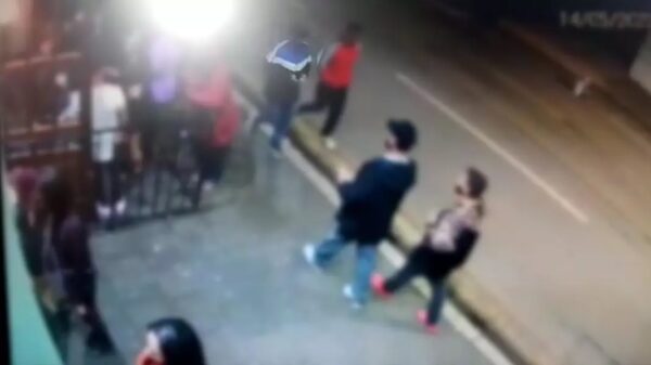 Vídeo mostra momento em que jovem é empurrado contra ônibus em Cascavel