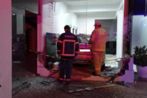Homem perde o controle e veículo vai parar dentro de salão