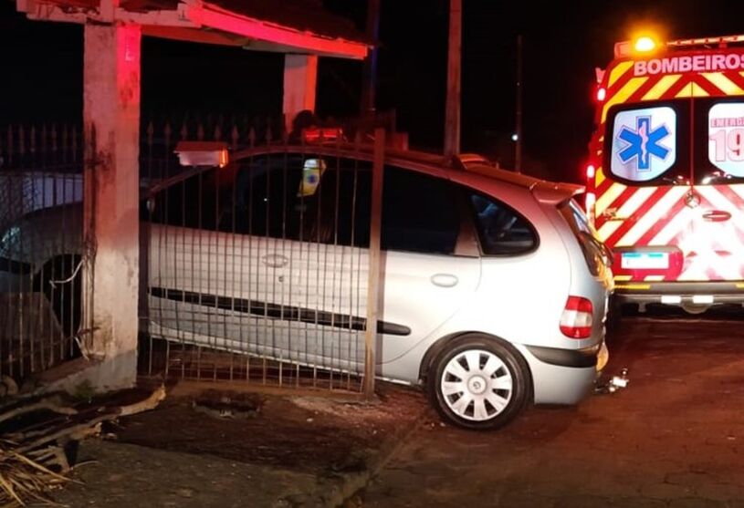 Idosa confunde pedais de carro e mata a filha atropelada