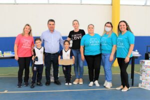 Prefeitura de Arapongas entrega tênis e kits escolares para alunos das Escolas e CMEI’s
