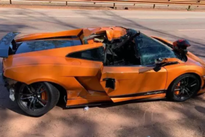 Lamborghini de R$ 1,2 milhão fica destruída em acidente