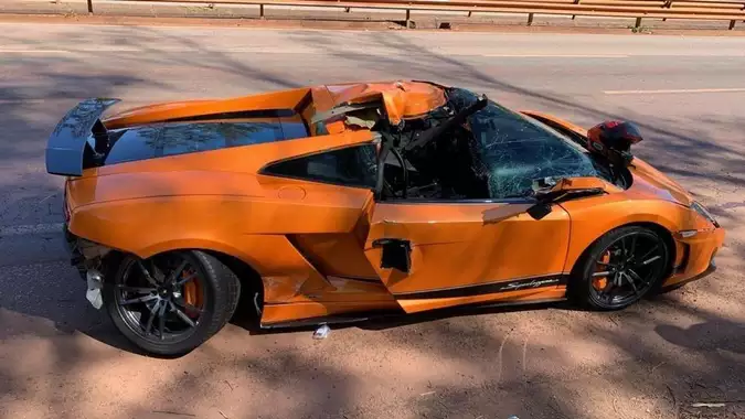 Lamborghini de R$ 1,2 milhão fica destruída em acidente