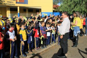 Prefeito de Arapongas acompanha atividade do Maio Amarelo na Escola Alzira Horvatich