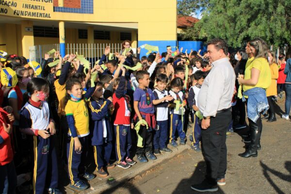 Prefeito de Arapongas acompanha atividade do Maio Amarelo na Escola Alzira Horvatich
