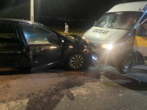 Motorista de van escolar bate de frente com carro