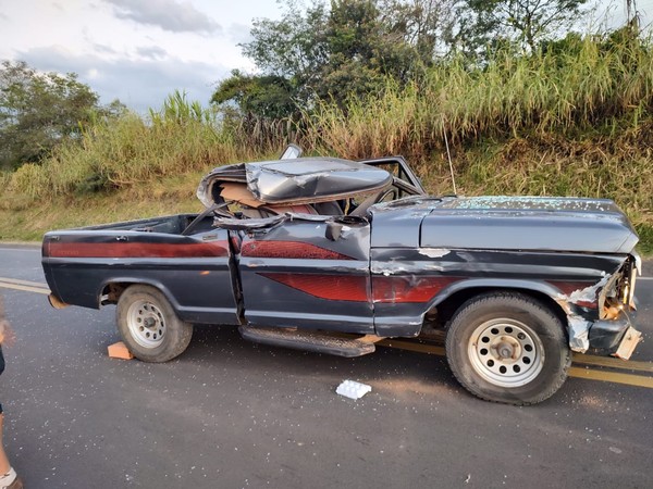 Motorista fica ferido após bater contra caminhão parado