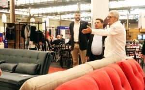 Prefeito de Arapongas visita Movelpar e se mostra otimista com expectativa de negócios
