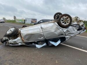 Polícia Rodoviária Estadual atende capotamento em Rolândia