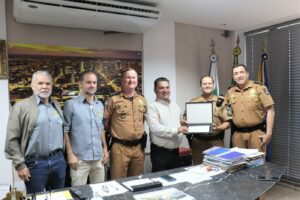 Prefeito de Arapongas recebe placa de reconhecimento profissional da 7ª CIPM
