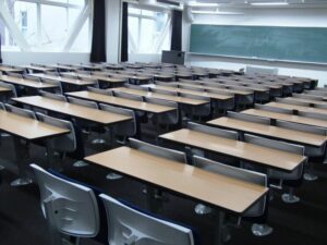 Professora é agredida a socos por aluna em Califórnia