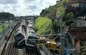 Trens do metrô descarrilam e tombam após colisão nesta terça na Bahia