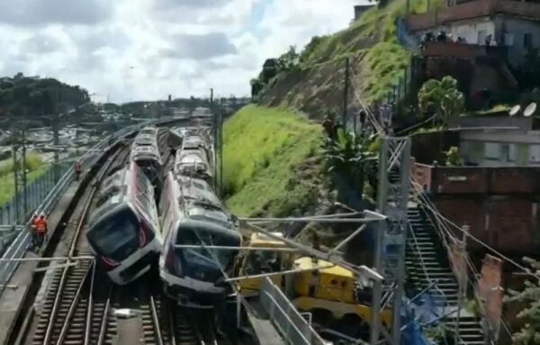 Trens do metrô descarrilam e tombam após colisão nesta terça na Bahia