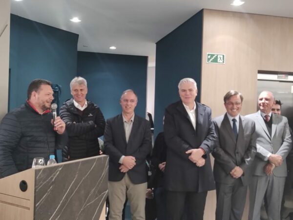Prefeito de Apucarana prestigia inauguração da nova agência do Sicoob Aliança