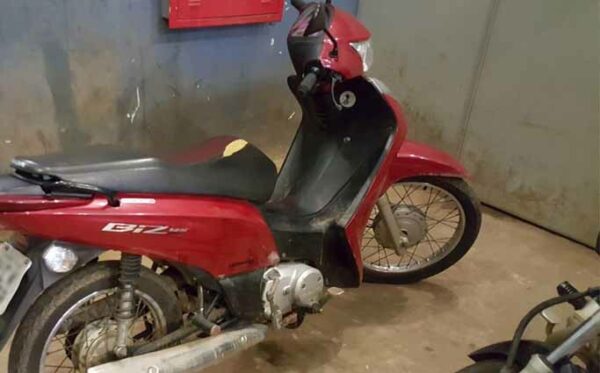 Adolescente é flagrada pilotando moto em Faxinal