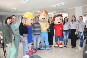 Semed recebe visita de bonecos do projeto Agrinho e reforça ações com alunos de Arapongas