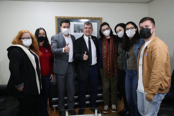 Bazana, presidente da Comissão, com o deputado Arilson Chiorato e professores de espanhol