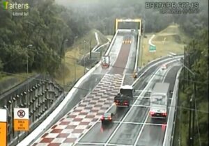 Caminhão sem freios erra entrada de área de escape na BR 376